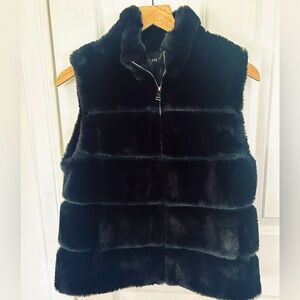 NWOT LOVE TOKEN Black “Vince” Faux Fur Vest. Size Small